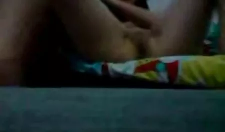 خروس شما چنان متورم به نظر می رسد که در دست کوچک او فیلم سوپر زن و شوهر پیچیده شده است